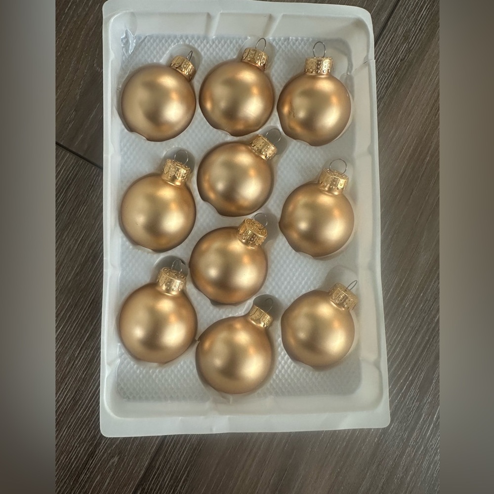 10 PACK CELEBRATE IT
CHRISTMAS 2" GOLD GLASS BALL ORNAMENTS W/ FANCY GOLD
CROWNS